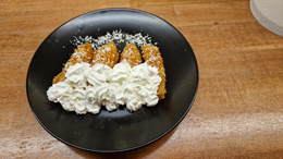 Banan w cieście z bitą śmietaną